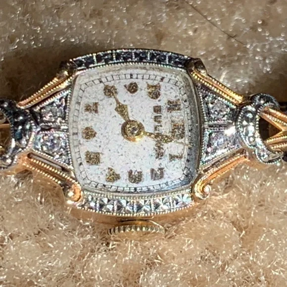 Women’s tiny 14k gold watch with strap band. - Picture 2 of 10